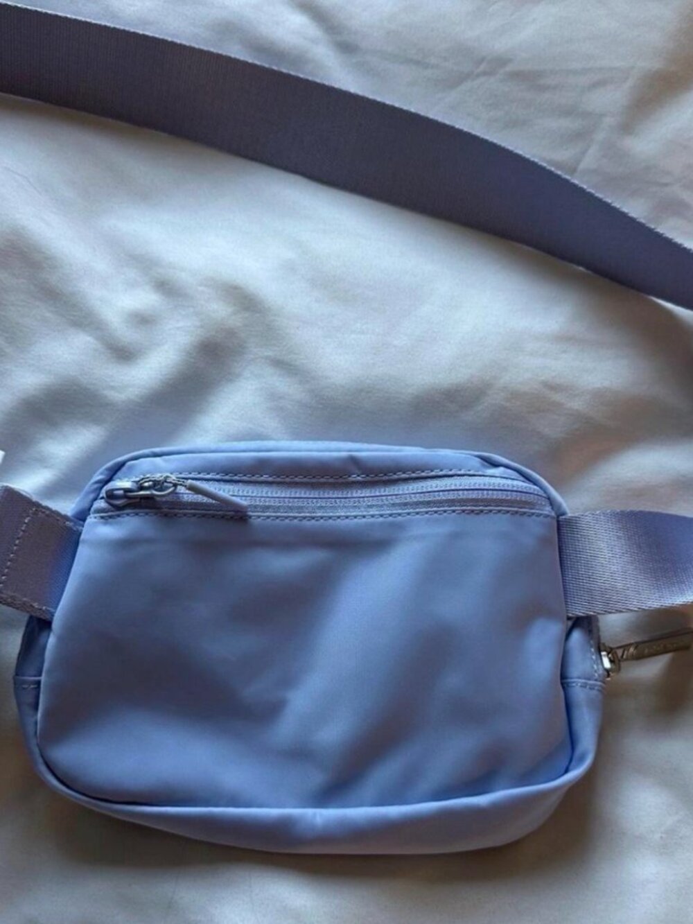 RARE lululemon everywhere belt bag in pastel blue & New with Tags - Picture 5 of 6